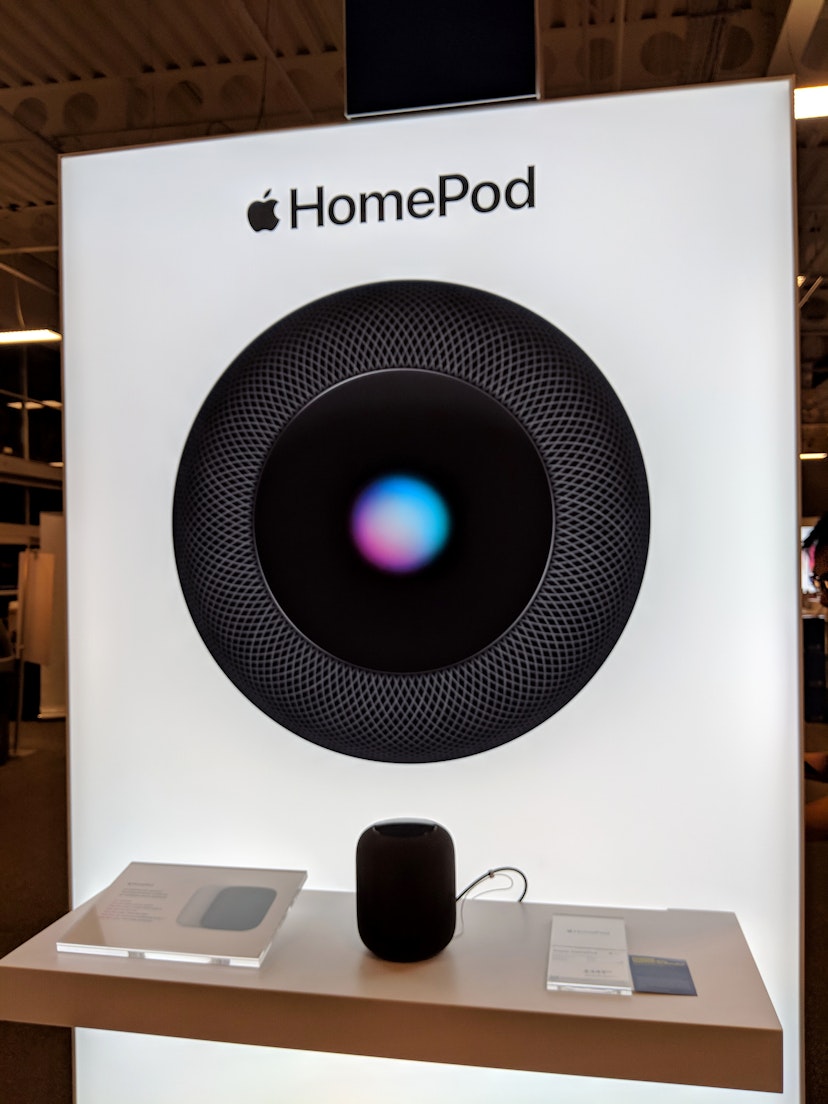 Apple contractors 'regularly hear confidential details' on Siri recordings, Apple